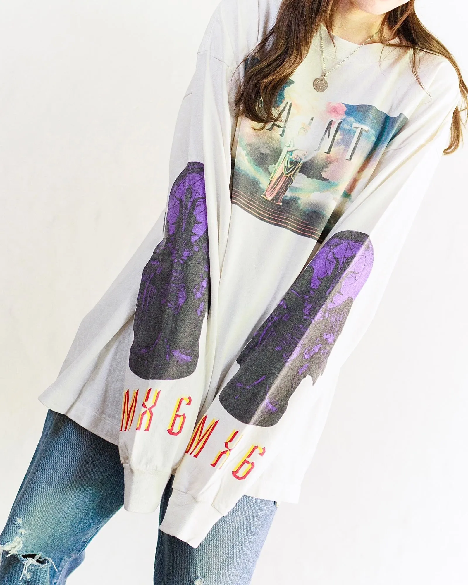 SAINT Mxxxxxx SAINT PICTURES L/S TEE/WHITE Columbia Pictures SAINT Goddess Long Sleeve Off-White S-XL Pays tribute to the Columbia Pictures Title Goddess. Full of fun. Ready-made clothes are washed. The texture is soaring. Authentic level printing is restored. Look for cylindrical seamless fabrics. It is almost meaningless if it is not a cylindrical fabric.